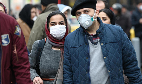 População se protege da Covid-19 com máscaras no Irã