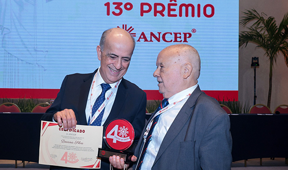 Devanir Silva (esq), presidente da Abrapp, recebe premiação das mãos de Roque Muniz (dir), presidente da Ancep
