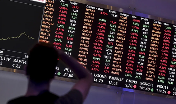 Com capital externo, bolsa bate recorde e dólar cai a R$ 5,20