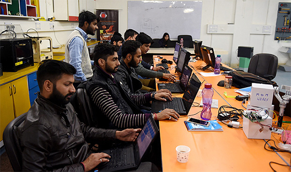 Trabalhadores indianos de pequena empresa
